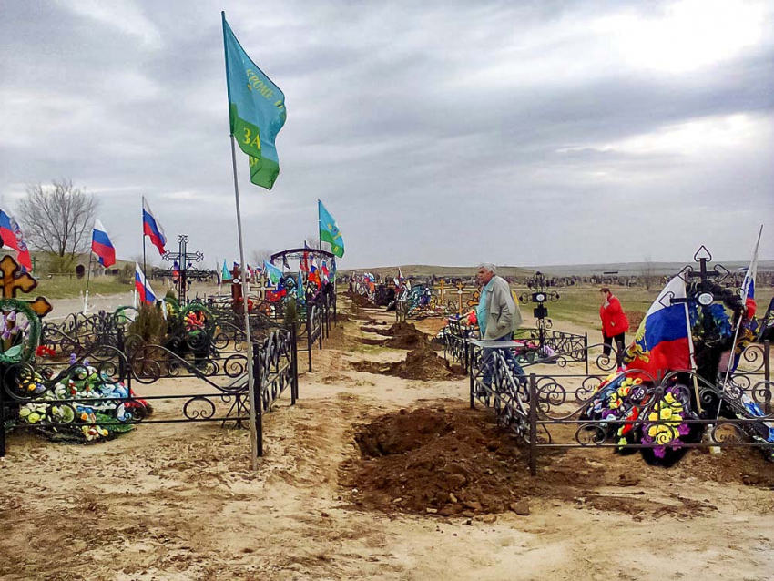 На сайте администрации Станислава Зинченко камышанам неожиданно пообещали поправить просевшие могилы на муниципальном кладбище