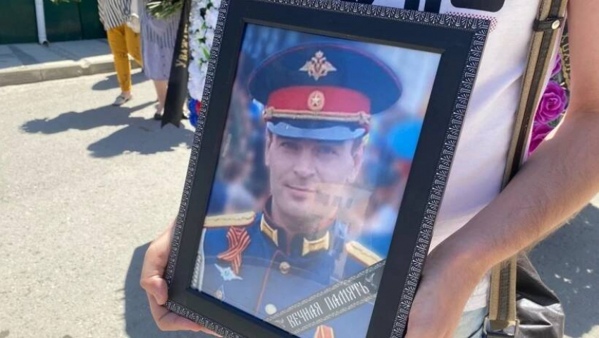 В Волгограде простились с погибшим в спецоперации военврачом Виталием Мотренниковым 