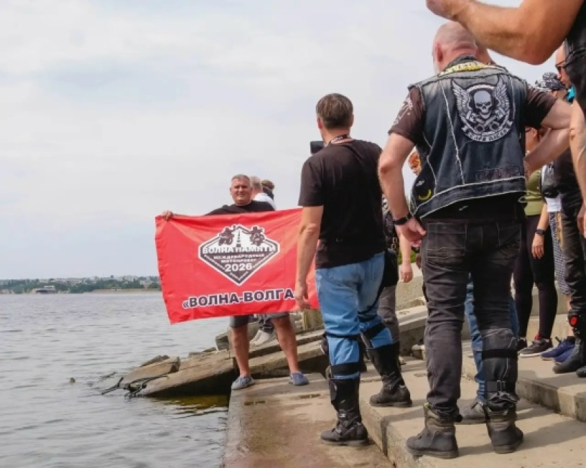 В Камышине байкеры погрузили в воды Волги флаг - символ «Волны памяти»: что значит эта акция?