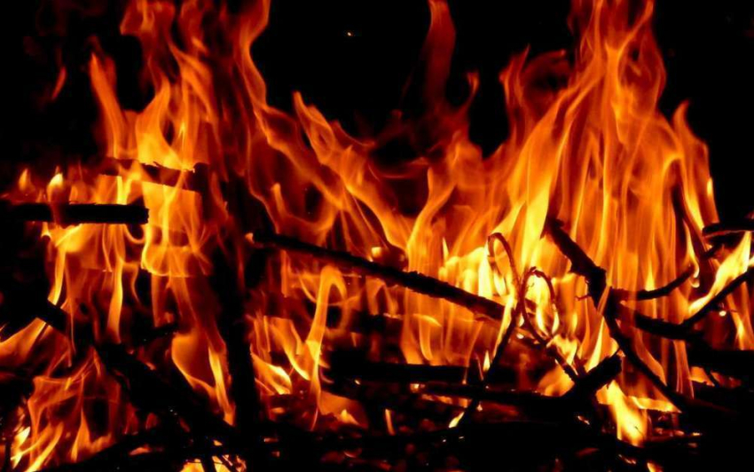 Зарево пожара во второй раз за последний месяц заставило вздрогнуть жителей поселка ВНИАЛМИ в Камышине