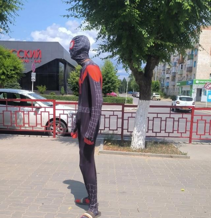 В Камышине в соцсетях показали странного персонажа, гуляющего по улице Ленина