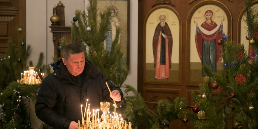 Губернатор поставил свечи в Рождественскую ночь, главы Камышина и Камышинского района в храмах замечены не были