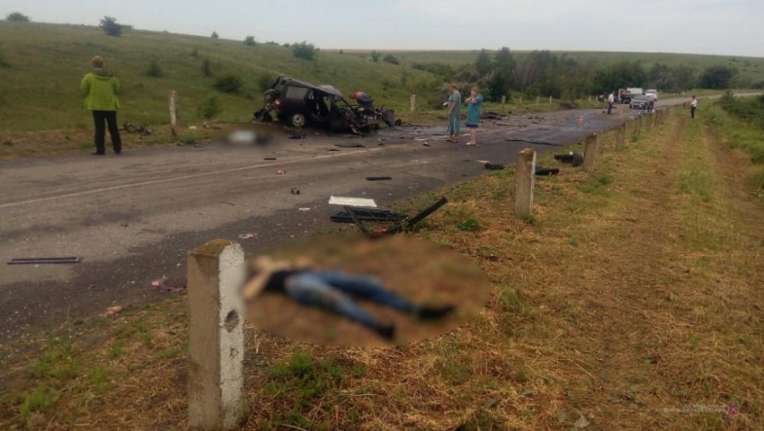 Два парня насмерть разбились в лобовом столкновении ИЖ и грузовика в Волгоградской области