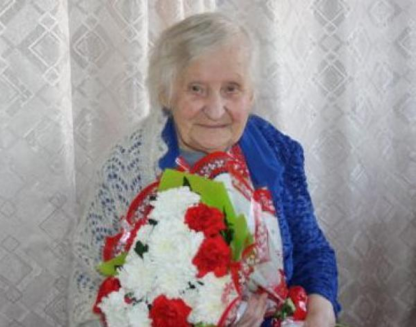 В городе Петров Вал Камышинского района военврача Марию Ненахову поздравляют со 100-летием