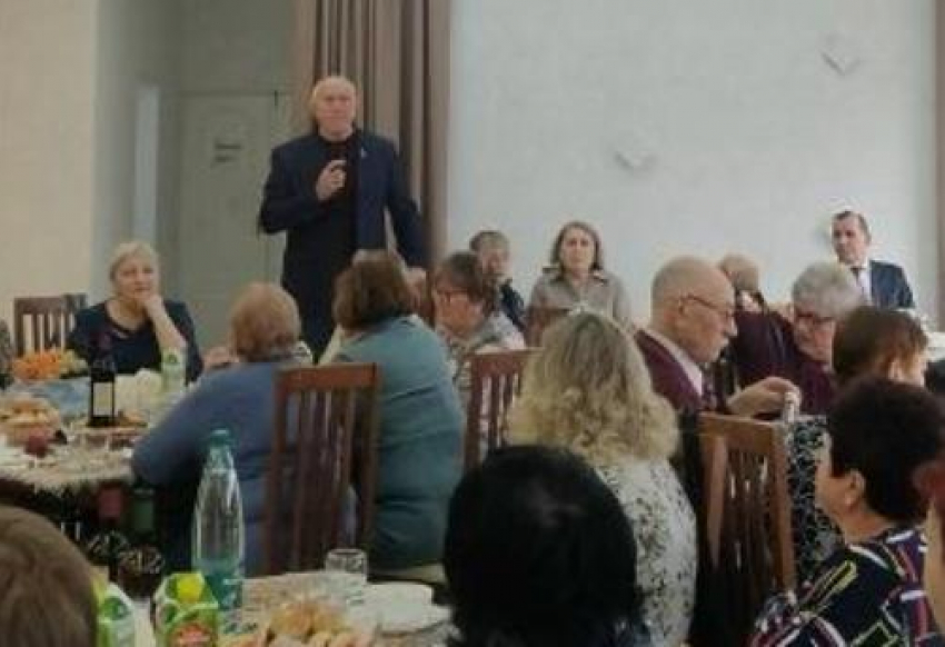 Спикер Камышинской городской думы Владимир Пономарев показал себя за столом с текстильщиками