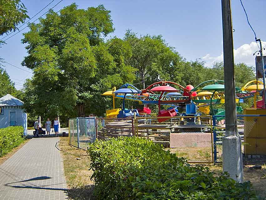 В открывшемся городском парке камышанам предлагают смотреть на осла вместо аттракционов и фонтанов