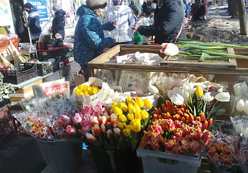 Администрация Камышина озвучила, где перед 8 марта работают разрешенные цветочные рынки