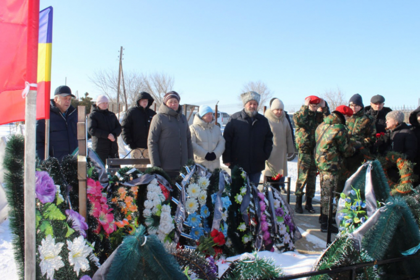 В селе Антиповка Камышинского района земляки принесли цветы к могилам бойцов, выполнявших приказ Родины