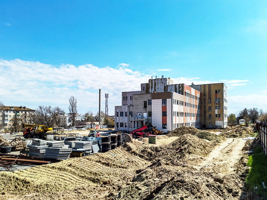 Руководитель фирмы-подрядчика проинспектировал строительство поликлиники в Камышине на улице Советской