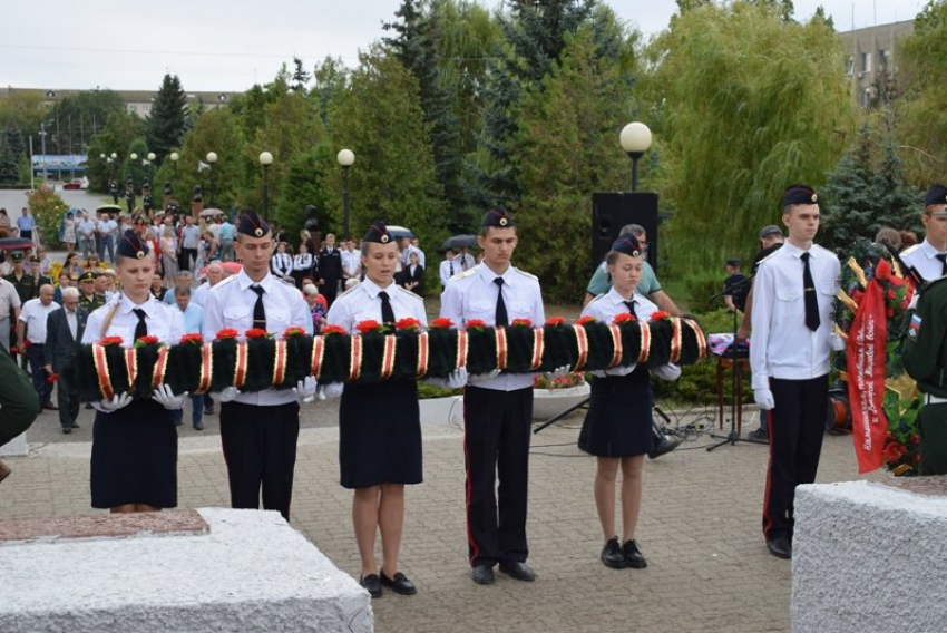 В годовщину окончания Второй мировой войны в Камышине возложили гирлянды к постаменту