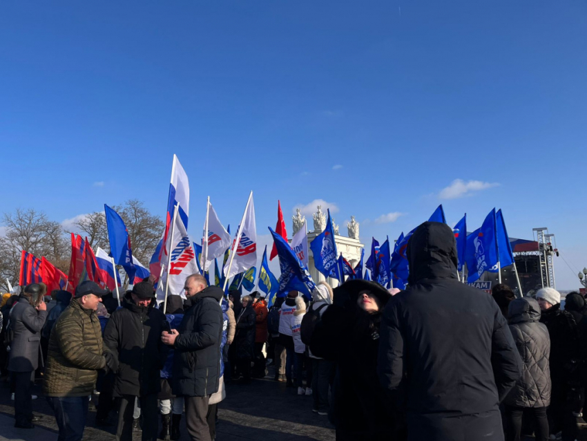 Патриотический митинг-концерт в Волгограде, несмотря на мороз и ветер, собрал тысячи людей (ВИДЕО)
