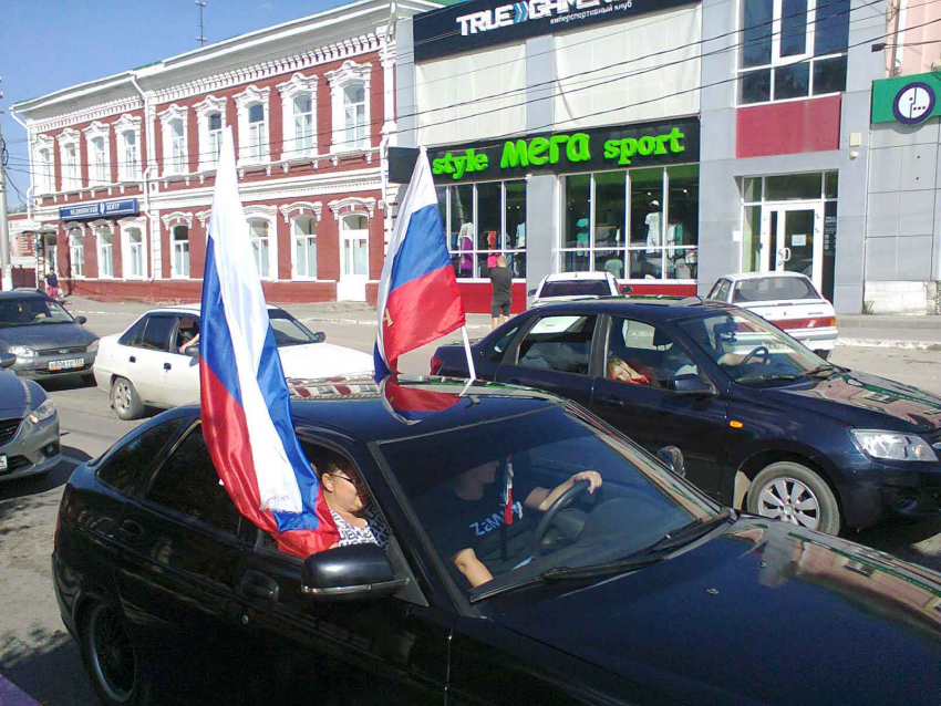 В Камышине 12 июня прошел автомобильный флешмоб под российским триколором