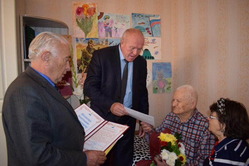 Глава города Камышина поздравил участника Сталинградской битвы с 95-летием	
