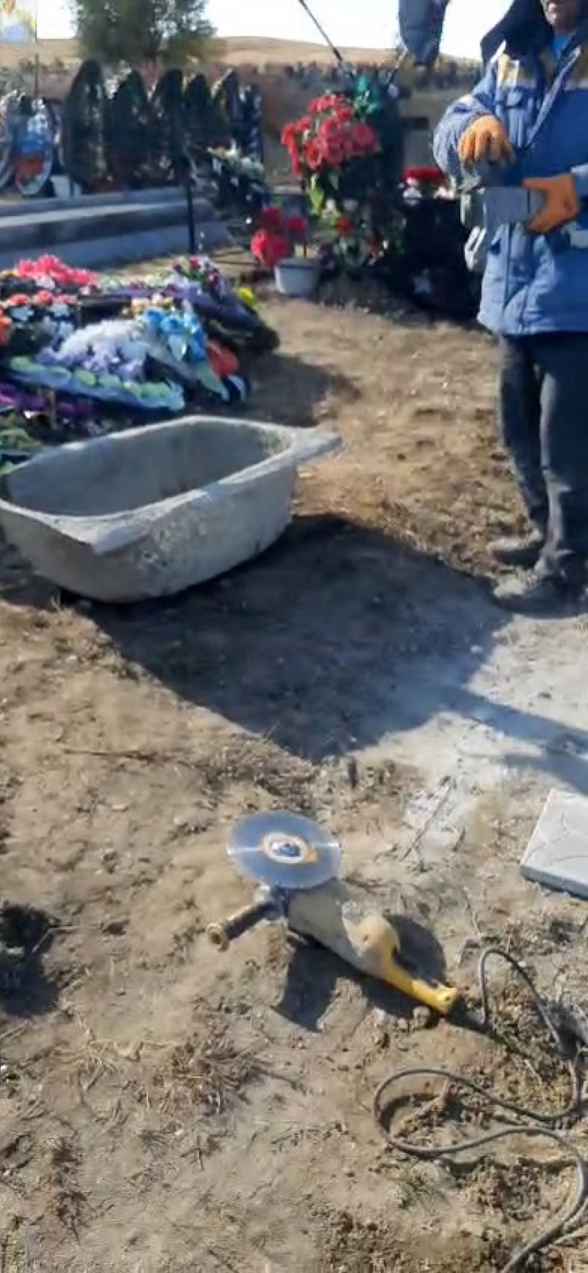 "Оставил мусор на кладбище – получи штраф": эту практику давно надо ввести властям в Камышине