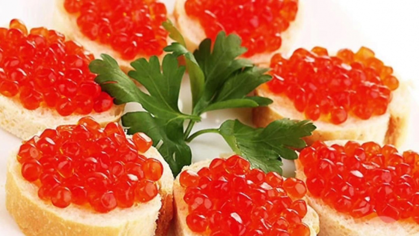 Дамы-гурманки в паре украли в магазине деликатес - 6 банок красной икры