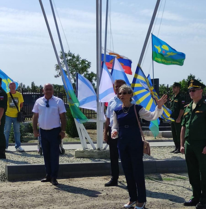 В Камышине 22 августа, в День государственного флага России, на флагштоках на участке воинских захоронений затрепетали на ветру полотнища (ВИДЕО)