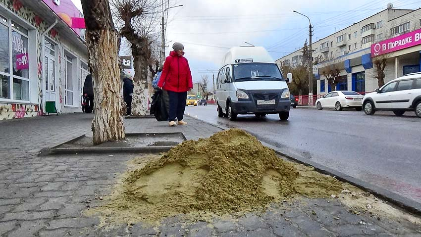 В Камышине после объявления об ухудшении погоды коммунальщики насыпали «антигололедные» кучки на тротуарах