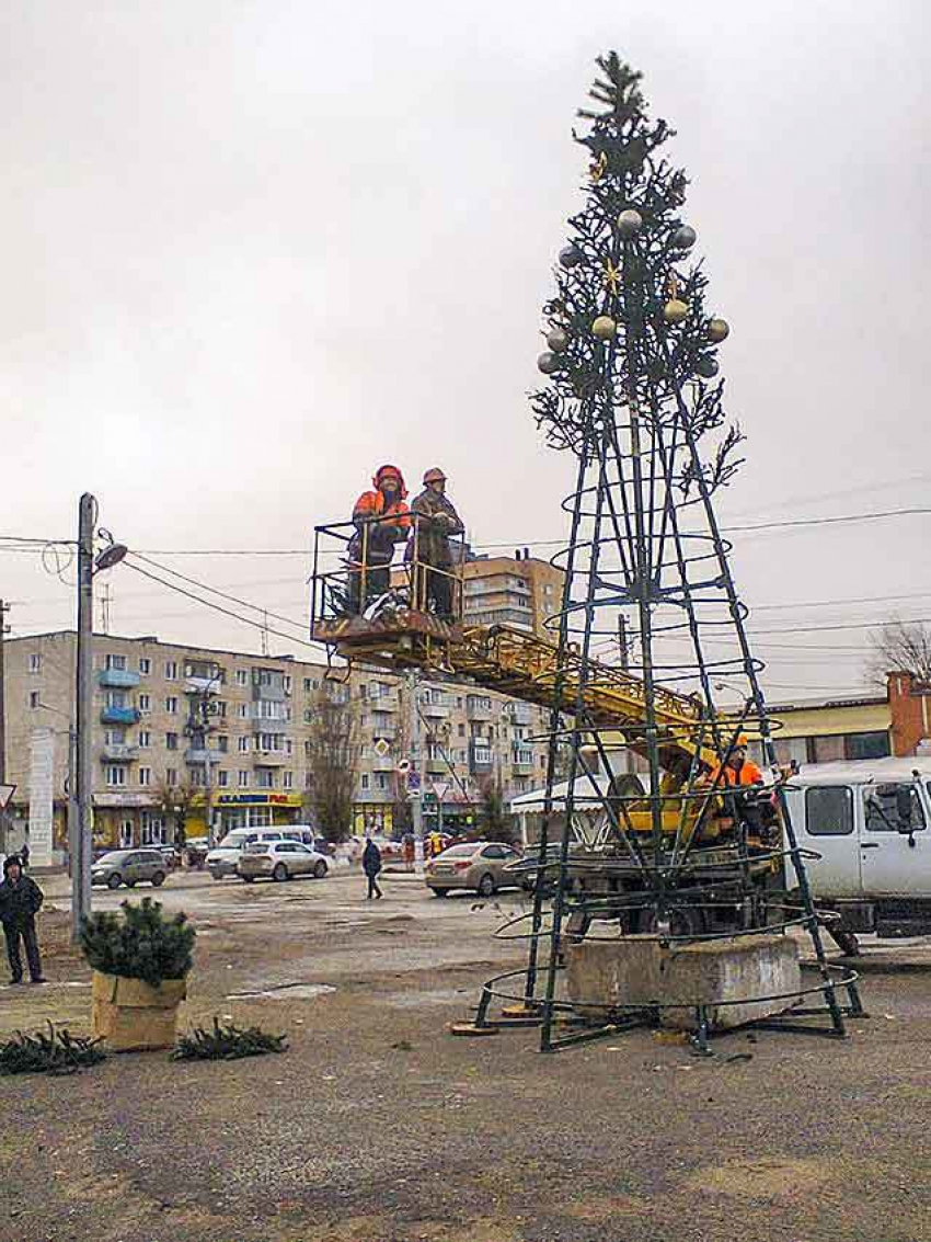 В Камышине начали монтаж новогодних елок