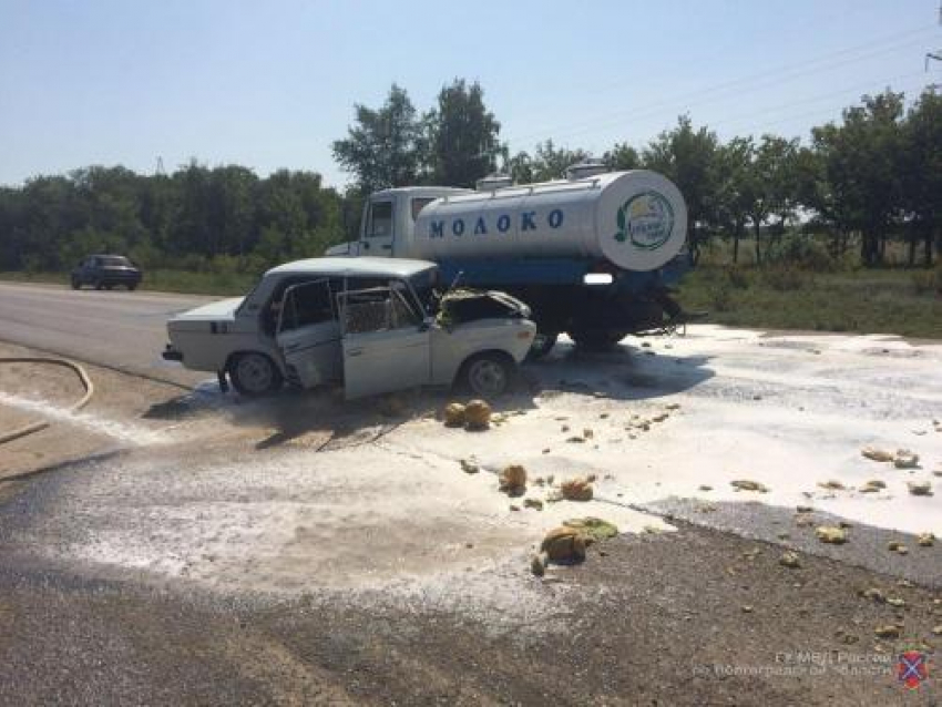 В Камышинском районе водитель отечественной легковушки попал в больницу после столкновения с молоковозом