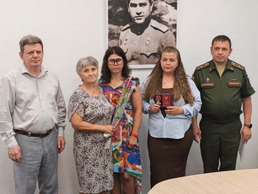 Родные погибших героев приняли их ордена и медаль со слезами и гордостью в Камышине