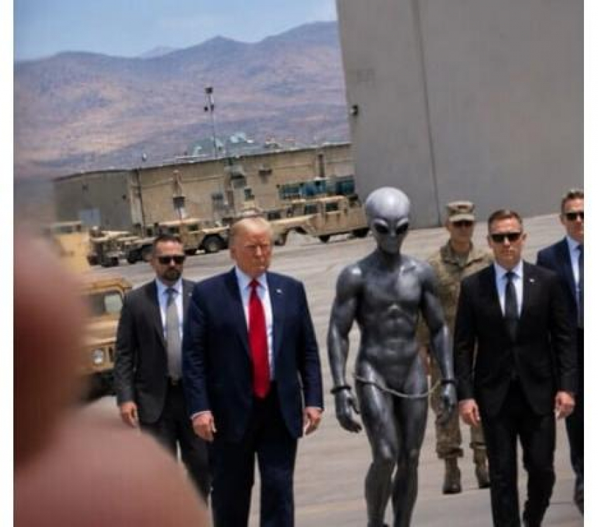 Трамп — повелитель Галактики: президент США опубликовал фото с пришельцем и космической войной