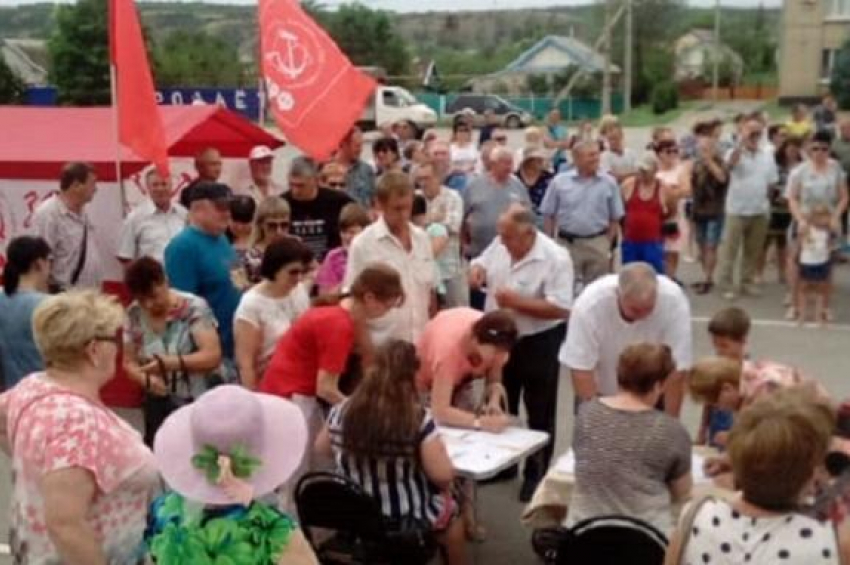 Калачевцы в Волгоградской области собрались на митинг протеста и потребовали самороспуска от Областной думы за поддержку пенсионной реформы
