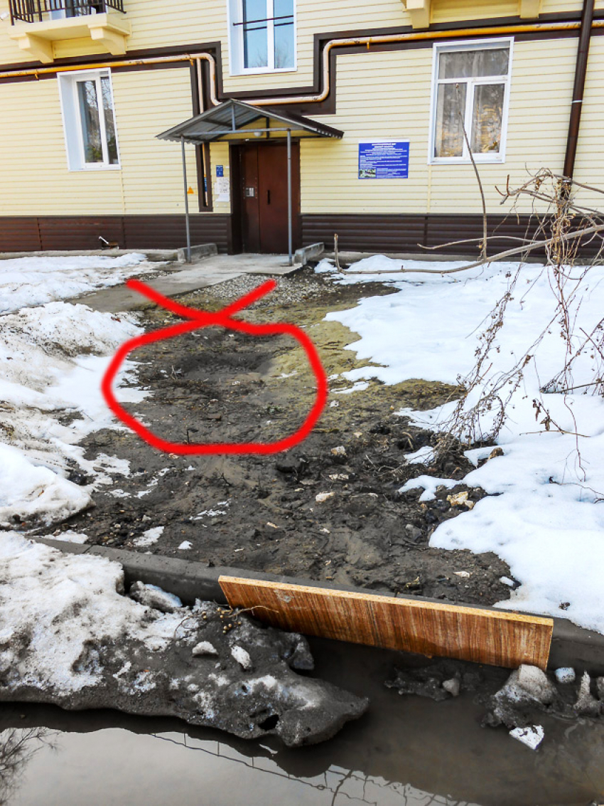 Жители дома №1 на улице Титова по весне опять стали заложниками коммунального «провала» во дворе