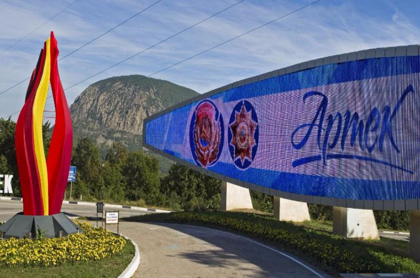 Школьники Камышина и района отдыхают в международном детском центре «Артек»