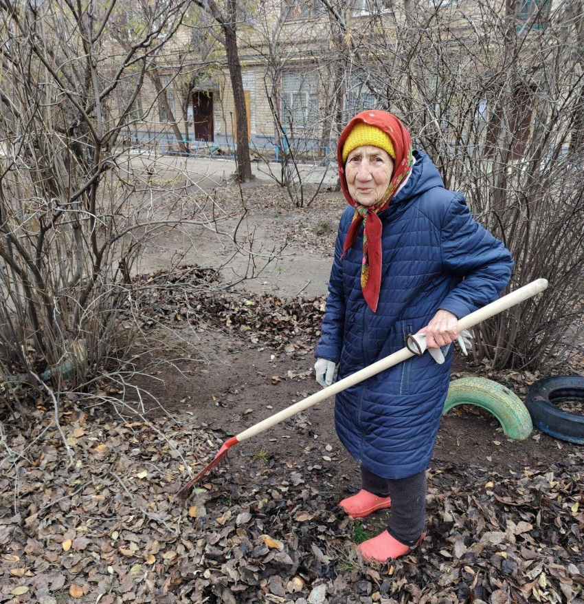 За чистотой в квартале Камышина следит 88-летняя бабушка, - камышанка