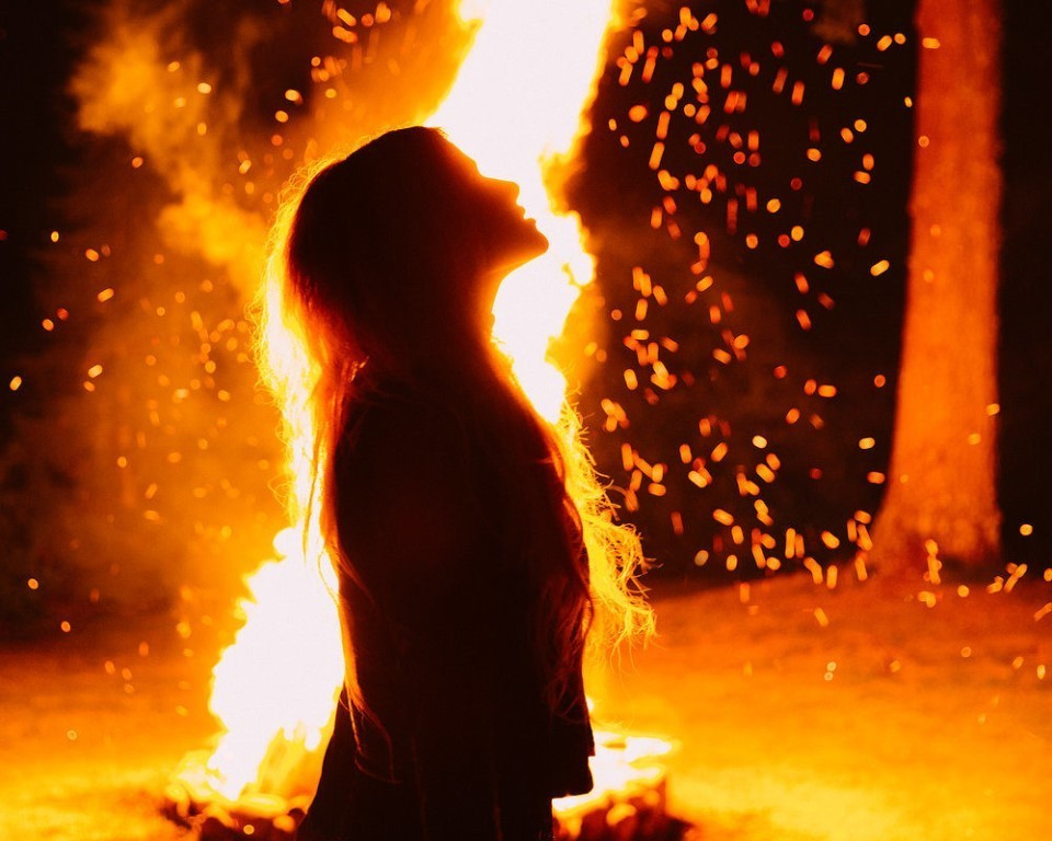 В Камышине пьяный мерзавец облил горючей жидкостью молодую женщину  и сделал из нее горящий факел
